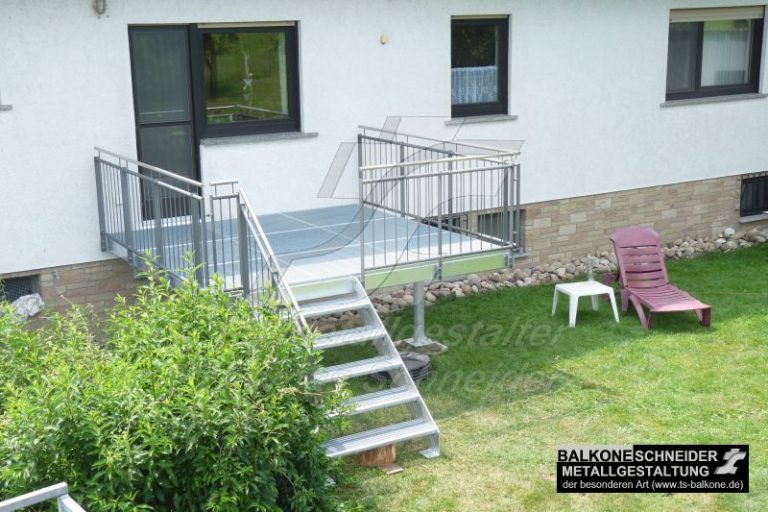 Anbaubalkon mit Handlauf aus Edelstahl als Frühstücksplattform.